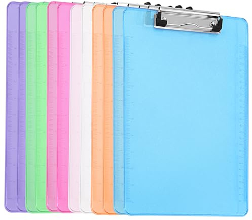 MAKTSAM Confezione da 12 tavolette portablocco in plastica trasparente formato A4, con clip a basso profilo, portablocco per forniture per ufficio (6 colori assortiti)