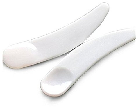 100 mini espátulas desechables de plástico para cosméticos y crema facial pequeña cuchara para mezclar y muestrear, color blanco