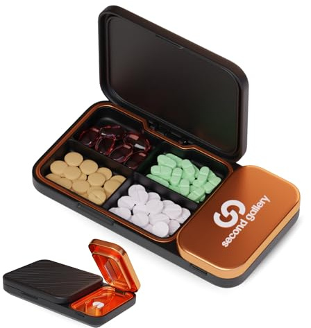 Pastillero Diario y Semanal Pequeño 4 Tomas con Partidor y Cortador de Pastillas | Pastillero de Viaje Portátil Organizador de Medicación Compacto para Vitaminas y Suplementos | DAP (Lava Core)