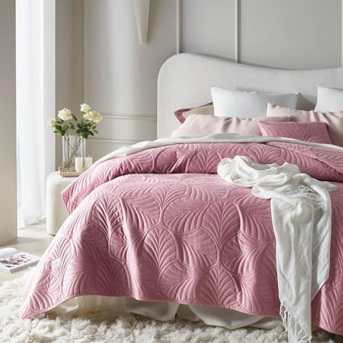 ROOM99 Feel Elegante Tagesdecke in Rosa 200 x 220 cm Vielseitige Wohndecke als Bettüberwurf oder Sofaüberwurf Überwurfdecke für Bett und Sofa Steppdecke Stil Ideal als Bedspread Velvet Samt