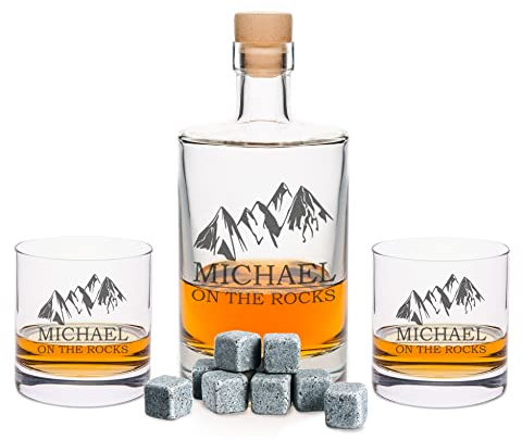 Leonardo gravierte Whiskygläser & Karaffe im Set - On the Rocks Design - 2x Whisky Gläser personalisiert mit Name - inkl. 500 ml Dekanter & 8x Kühlsteine - Geschenk für Papa zum Vatertag