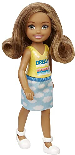Mattel - Barbie Chelsea Friend Doll, Wearing Shirt with Dream, Skirt with Cloud Print and White Shoes