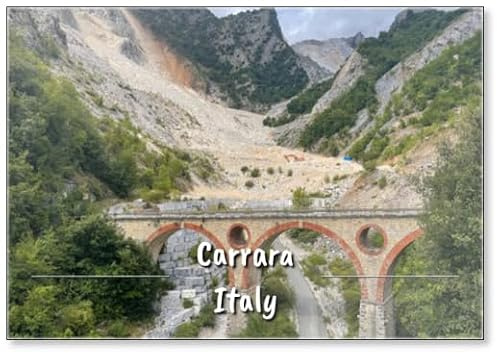 Magnete da frigorifero con ponte sulle montagne di marmo di Carrara