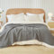 EMME Baumwolldecke in Kingsize für das Bett, weiche Musselin-Decke, 274 x 229 cm, leichte, atmungsaktive Schichtdecke, Bettüberwurf, Ganzjahres-Mull-Decke, Grau