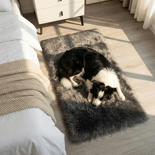 Mishukaze Alfombra de piel de oveja sintética afelpada - Ultrasuave y esponjosa para pie de cama, lavable a máquina, alfombrilla antideslizante para suelo, alfombra de pelo sedoso para dormitorio
