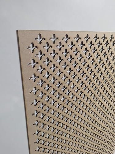 Träskiva dekorativ panel, väggdelare, kylarskydd galler, möbeldekoration, laserskuren från 3 mm tjock MDF-skiva (storlek 1200 mm x 620 mm) med Fleur de lis-mönster (025B). Tillverkad i Storbritannien