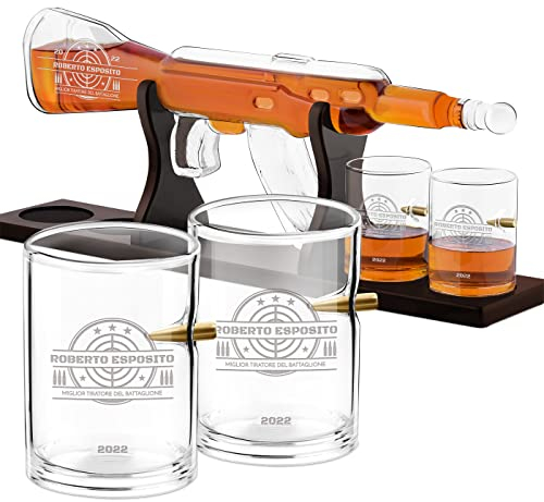 Maverton Caraffa per whisky in vetro a forma di fucile - incisione personalizzata - Decanter in vetro da 800 ml + 4 bicchieri da 300 ml - Set bicchieri whisky - idea regalo per Lui - tiratore