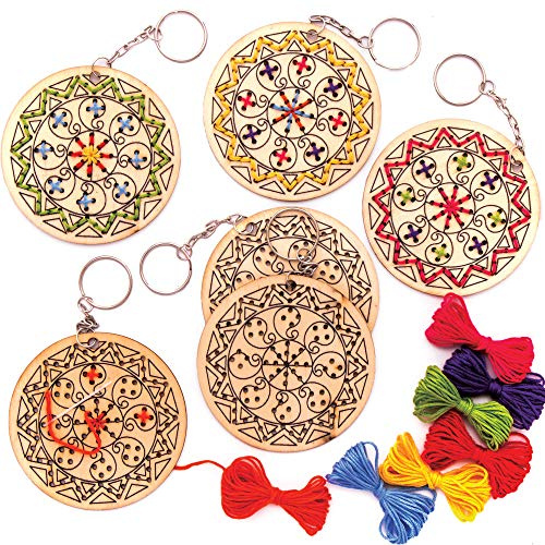 Baker Ross Kits de Porte-clés Mandalas avec Point de Croix (Paquet de 5) - Loisirs créatifs pour Enfants, violet, orange, rouge, bleu, jaune, vert, rose