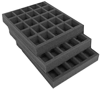Navara Plateau pour transporter 75 troupes sur des bases de 25 à 32 mm jusqu'à 40 mm de haut. 75 compartiments de 35 mm de profondeur, chacun de 40 mm x 30 mm