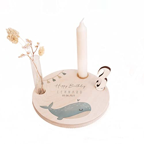 Personalisierter Geburtstagsteller aus Holz mit Kerzenhalter, Vase & Jahres Zahlen - Geburtstagsdeko mit Name - 1. Geburtstag Baby & Kinder Geschenk - ⌀16 cm x 12mm - hellomini (Wal)