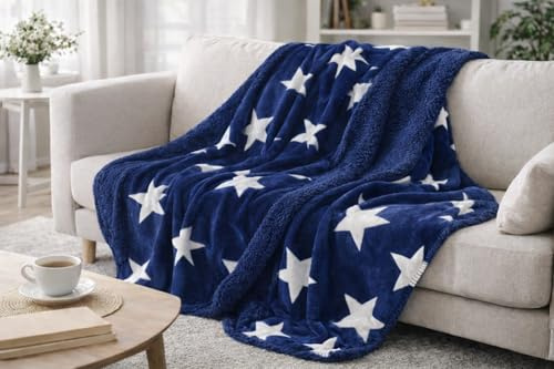 KAMACA XL Wohndecke 150 x 200 cm – Premium Kuscheldecke mit Sternen-Design – Doppelseitige Flanell- & Sherpa-Qualität (480g/m²) – Ultra Soft, Atmungsaktiv & Allergikerfreundlich – Blau