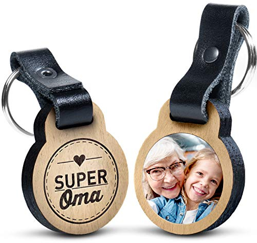 schenkYOU Premium „Super Oma“ - Foto-Schlüsselanhänger aus Eichenholz mit Gravur und kratzbeständigem Foto in Farbe - personalisierte Geschenkidee für Muttertag