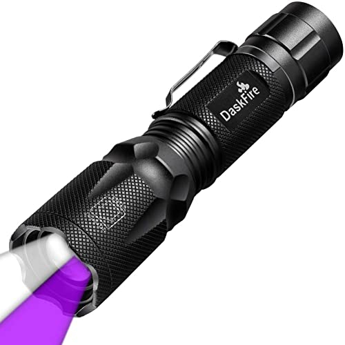 DaskFire Torcia LED 900Lumen Ultra Luminoso Torcia Tattica UV 2 in 1, Torcia UV di 395 NM Ultravioletti 4 Modalità IPx6 Impermeabile Zoom regolabile, per la caccia e la pesca notturna, campeggio