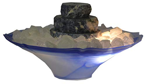 Edelstein Zimmerbrunnen beleuchtet, Sodalith Kaskade in Schale Julia blau-weiß, Quarz Brunnen, Wasserspiel