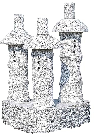 IDYL Steinlaterne Granit Fuji 3-Fach Bambushäuser| Frostfest | Höhe 90 cm | Grau | Handarbeit | Asiatische Dekoration für Garten - Teich - als Wegbeleuchtung | für Beleuchtung geeignet