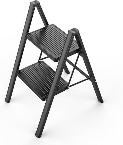 Escalera plegable de 2 peldaños para cocina, bricolaje y jardinería, escalera de acero resistente, capacidad de 150 kg con gran plataforma antideslizante, escalera portátil y fina, negra