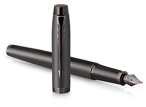 Parker IM Monochrome Füller , Oberfläche und Zierteile in Dunkelgrau-Metallic , Füllfederhalter mit feiner Feder und blauer Tinte , Geschenkbox
