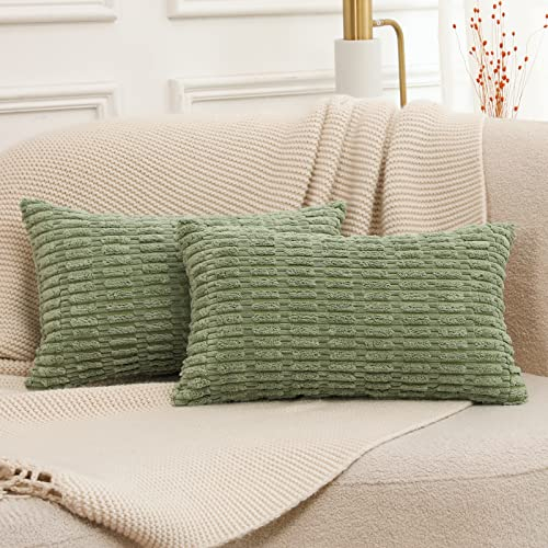 Mandioo 2er Set Salbei grün Plüsch Boho Dekorative Wurf Kissenbezüge 30x50 cm, Super Weich gestreifte Cord Dekokissen Kissenbezug Sofakissen Dekorativ Couchkissen Kissenhülle für Sofa Couch