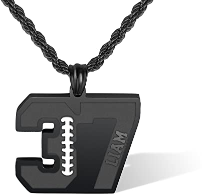 Benutzerdefinierte Rugby -Nummer Halskette mit Namen American Football Sports -Nummer Anhänger mit Namen Halskette Edelstahl Lucky Number Team Inspiration Schmuck für Männer Sportler Jungen Geschenk