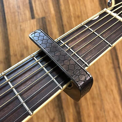 Thalia Premium Series Kapodaster med svart kromfinish och pärlemor Black Dragon Scales inlägg