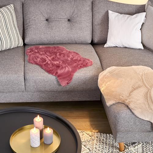 Astra Hochwertiger Kunstfell Teppich flauschig - Teppich Wohnzimmer - Hochflorteppich Lammfell Schaffell Accessoire - Dekofell Bordeaux Shape 40 x 60 cm