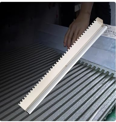 Grande truelle à carrelage à encoches carrées - Cadre en alliage d'aluminium et support en dents de scie en acier inoxydable for le plâtrage, l'application de colle à carrelage et les travaux de maçon