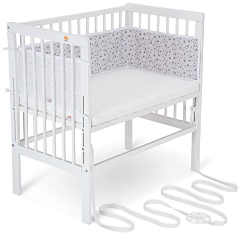 FabiMax Baby Beistellbett für Boxspringbetten, stufenlos höhenverstellbar, Buchenholz massiv weiß lackiert (mit Matratze Air, Graue Sterne)