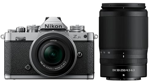 Nikon Z fc 16-50 VR + 50-250 VR+ Lexar SD 64GB, Mirrorless DX 20.9 MP, ghiere di controllo, mirino elettronico, 4K, monitor angolazione variabile, argento [Nital Card: 4 Anni di Garanzia]