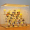 AZEYN Acryl Vitrine mit LED Beleuchtung, 3/4/5/6 Stufen Staubdicht Schaukasten für Minifiguren, Display Case Box für Modellautos Collectibles (Holz 6 Stufen 50×32×42cm)
