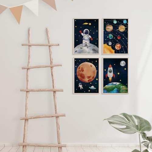 MeinBaby123® Barnrumsaffisch, astronaut | Set med 4 affischer DIN A4 | Rymdmissiler planeter | barnrum dekoration flicka pojke | babyrum | väggaffisch premium astronaut V3)