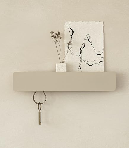 Kazai. Nyckelbräda ’Kian’ | Minimalistisk nyckelkroksdesign från Berlin | Modern nyckelhållare med metallhylla | Nyckelfack som hallmöbel för väggen | Taupe Sand