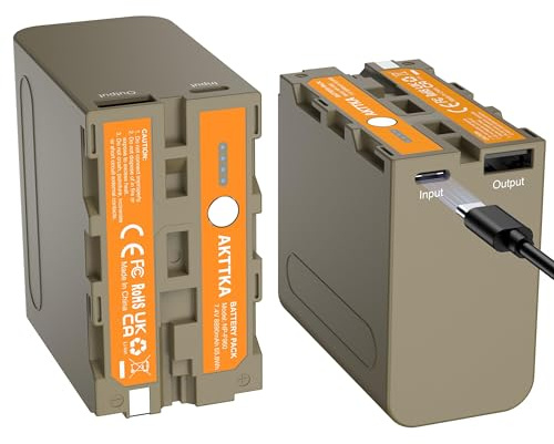 AKTTKA 2 Pezzi NP-F960 Batterie Ricaricabili 8890mAh per Sony NP-F970 NP-F550 F570 F750 F770 F930 F950 F960 - Ricarica Rapida USB-C & Uscita USB-A per Fotocamera, Videocamera, Luci LED, Monitor