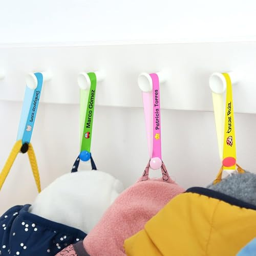 6 Colgadores de Chaquetas Personalizados sin coser. Cintas de Raso con Nombre para Colgar Chaquetas y Batas de los niños en el Cole y guardería. Etiquetas de Tela con botón permanente.