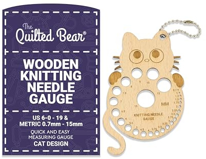 The Quilted Bear Jauge aiguille à tricoter en bois - Mesureur d'aiguille à tricoter pour des mesures précises avec des tailles métriques et impériales de 0,7mm à 15mm dans motifs amusants (Chat)