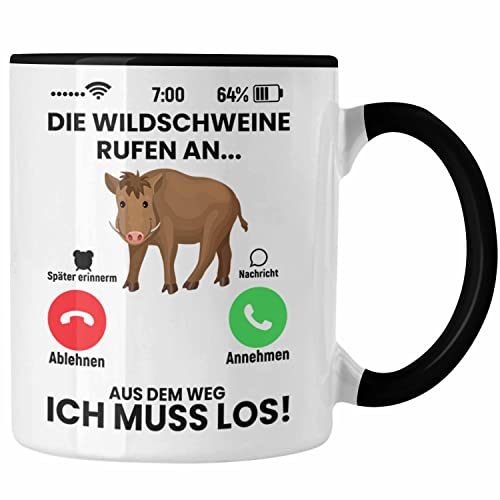 Trendation - Die Wildschweine Rufen An Tasse Geschenk für Jäger Lustiger Spruch als Geschenkidee zum Jagen (Schwarz)