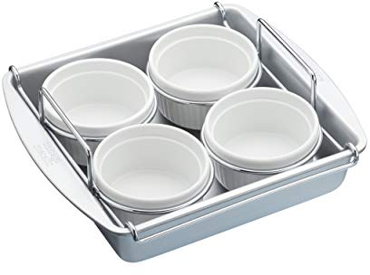 Chicago Metallic Professionelles Creme Brulee Set, Backform mit Ramekin Rack und 4 Keramik Ramekins, 1 Set