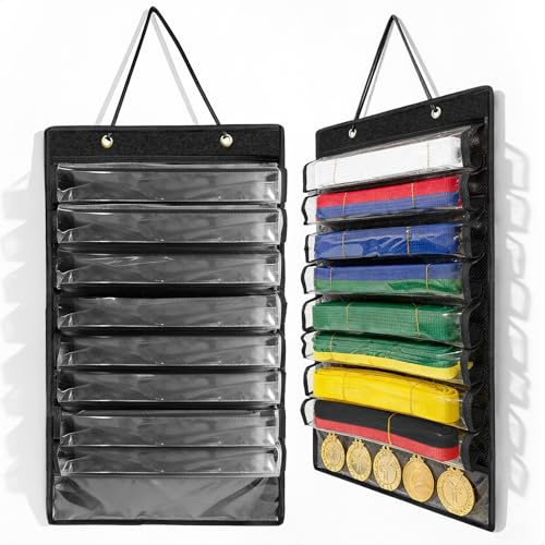 Organizador Cinturones de Taekwondo con 8 Bolsillos,Almacenamiento de Cinturones de Artes Marciales Colgante,Medallero de Boxeo Judo,Portabelt con Capacidad para Hasta 8 Cinturones y 5 Medallas(Negro)