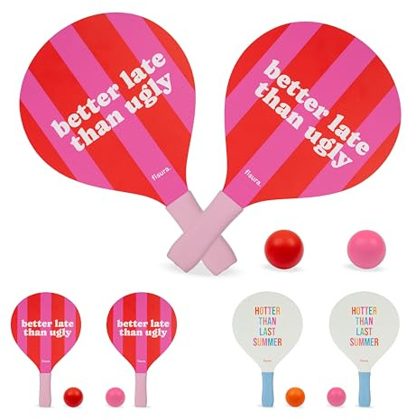 Fisura – Set med strandracketar i trä med texten better late than ugly, rosa och röda, levereras med praktisk nätpåse och två bollar för sommarens roliga spel.