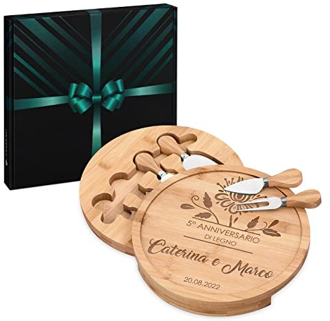 Maverton Tagliere per formaggio in legno - H3,6 cm x Ø25 cm - set 3 coltelli 1 forchetta - incisione personalizzata - regalo SanValentino per coppia - regalo di Natale - legno