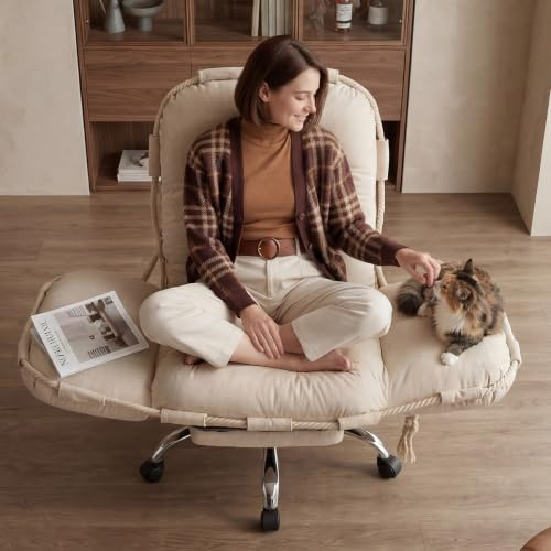DEKKETO Fauteuil de Bureau Large Confortable, S'asseoir en Tailleur, Beige | Chaise Pivotante et Basculant avec Repose-pieds, Tissu Chenille, Accoudoirs 5 Pos., Dossier Inclinable, Idéal Télétravail
