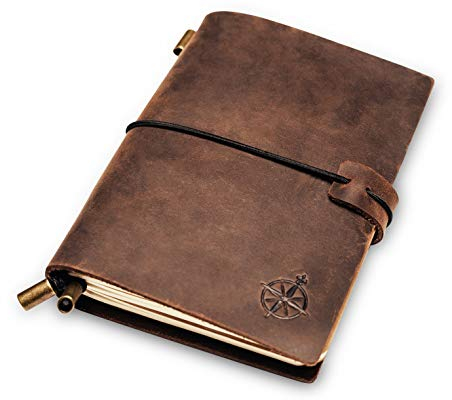WANDERINGS Pocket Notizbuch – 10x13 cm / 4 x 5.1 – Kleines, nachfüllbares Reisetagebuch im Passformat – Handgefertigtes, robustes Leder Taschenjournal – Inklusive 80 GSM Blanko-Einlagen