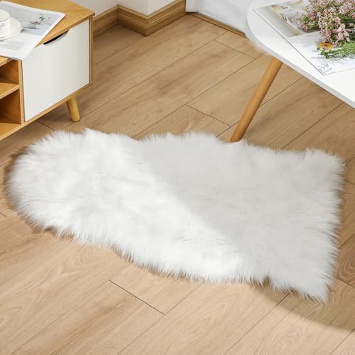 Ruedong Faux Fur Fell Teppich Schaffell Weiß 40x60 cm, Longhair Flauschiger Teppich Lammfell für Wohnzimmer Weicher Deko Schlafzimmer Stühle Sofa