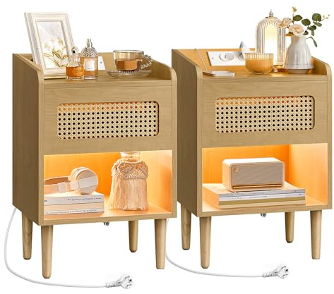 SONGMICS HOME BOHOVEN Collection - Table de Chevet avec Multiprise, Lot de 2, avec Lumière à Détecteur de Mouvement, Table d’Appoint Effet Rotin, Pieds en Bois Massif, Style Bohème, Beige Chêne