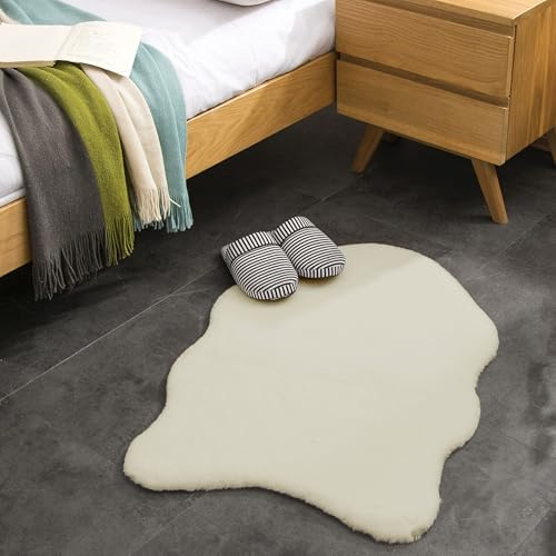 Kunst-Fell-Teppich Kurzflor | Flauschiger Wohnzimmer-Teppich, als Schlafzimmer Deko oder Kinderzimmer | rutschfest und waschbar in Waschmaschine | Beige - Fell 55x80cm
