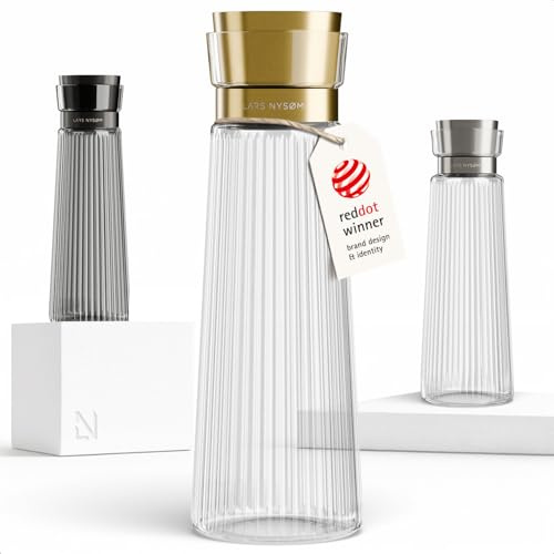 LARS NYSØM Vattenkaraff 1l med Lock i Rostfritt Stål med Integrerad Sil | Elegant Glaskaraff & Kanna för Juice, Lemonad | Vattenkanna för Vardag & Gäster (Pure/Gold, 1000ml)