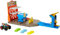Hot Wheels HFB12 - Monster Trucks-Explosive Garage Spielset, HW Demo Derby im Maßstab 1:64, 3 kaputtgehenden Autos, aufregende Crash-Action mit einem Starter, Geschenk für Kinder ab 4 Jahren