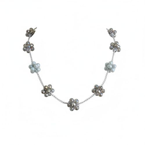 Collana artigianale fatta a mano, lavorata all'uncinetto con filato prezioso e cristalli vetro Boemia grigio perla, fumè e argento, chiusura asola bottone a cristallo – Gioiello elegante. Pezzo unico.