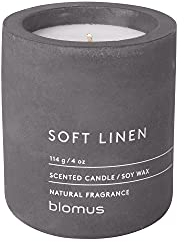 blomus -FRAGA- Duftkerze S aus Sojawachs, Magnet, hochwertiger Raumduft, charakteristische Beton-Optik, Duft SOFT LINEN, 24 h Brenndauer, besonders rußarm (H / B / T: 8 x 6,5 x 6,5 cm, Magnet, 65653)