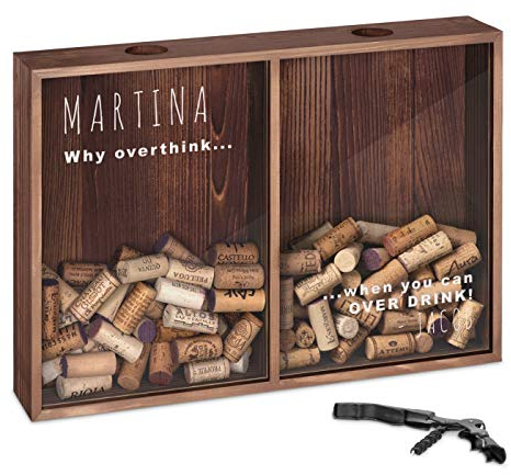 Maverton Kronkorkensammler Korkensammler mit Gravur + Flaschenöffner - Deckelsammler zum Aufhängen personalisiert Geschenk Geburtstag für Frauen und Männer 32x46x8cm - aus Holz - overthink over drink