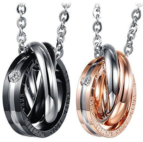 Cupimatch 2 Pcs Couple Collier Pendentif en Acier Inoxydable à Trois Anneaux Entrelacés,Gravé Le Monde est Magnifique Quand Je suis avec Vous - pour Amour Valentine,Couple/Homme/Femme,Chaîne 45/50 cm